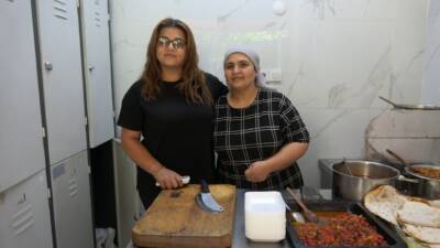 Kilis’te kendi işini kuran Emine Soykan, 2 metrekarelik dükkanında yaptığı