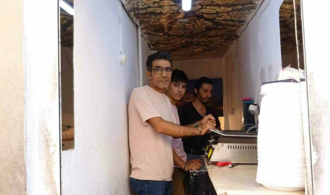 Mardin'in Artuklu ilçesinde 27 yıldır sadece tost ve limonata satan