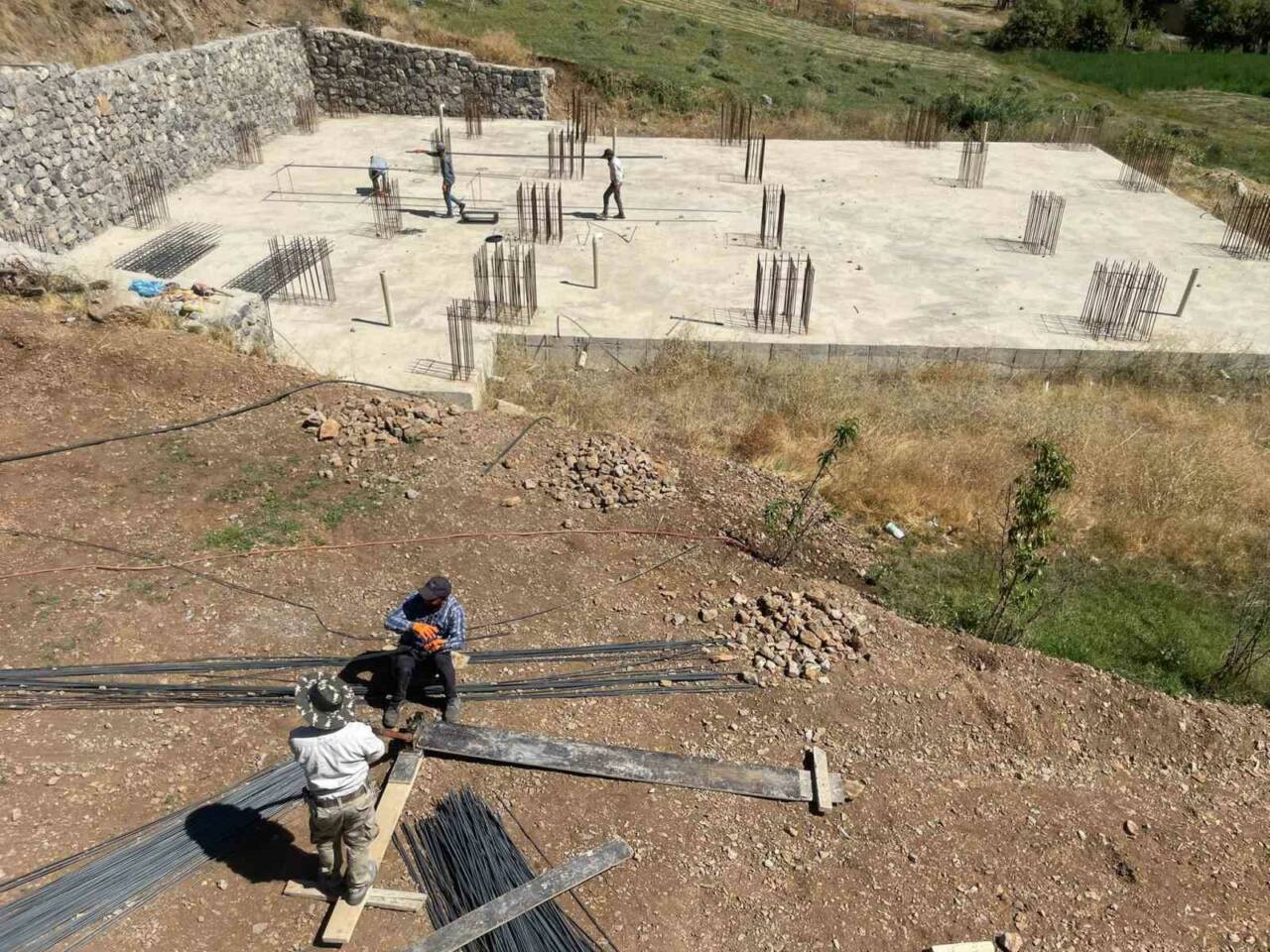 Başaran köyünde 3 yıl önce temeli atılan cami, maddi sıkıntılar