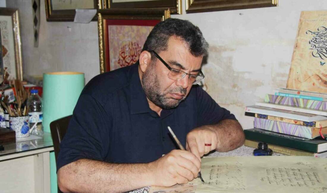 Gaziantep'te yaşayan hattat Mehmet Bali, gençlik yıllarında başladığı hat sanatını