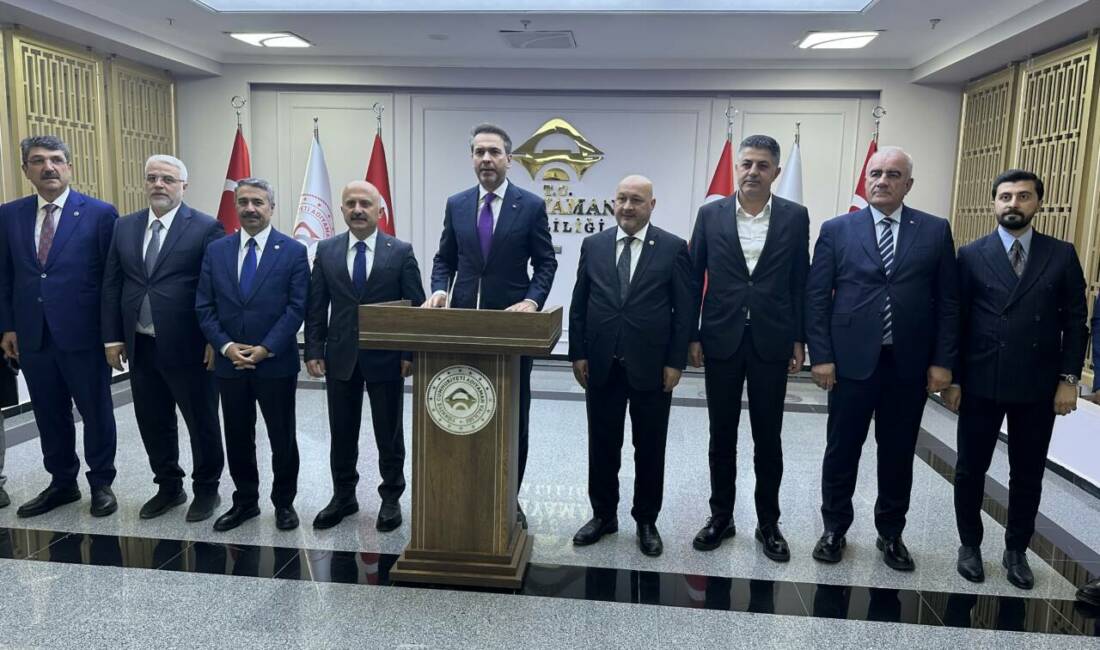 Enerji ve Tabii Kaynaklar Bakanı Bayraktar, Adıyaman'da partililerle bir araya