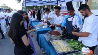 Adıyaman Üniversitesi'nde okumak için gelen öğrenciler, çiğköfte ikramıyla karşılandı.