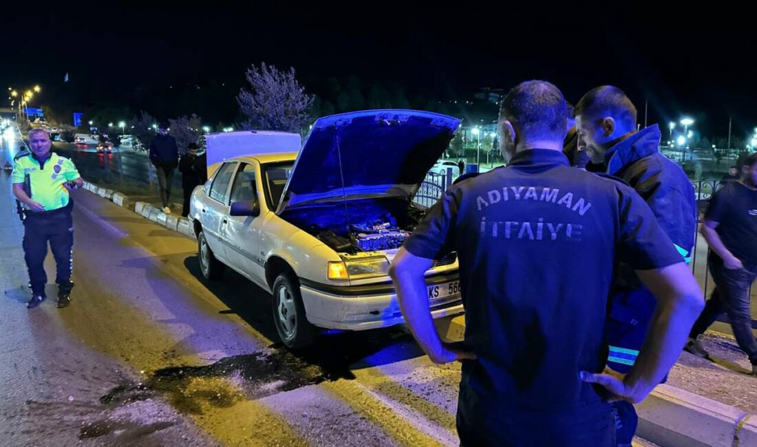 Adıyaman’da sürücüsünün direksiyon hakimiyetini kaybetti otomobil refüje çıkarak durabildi.
