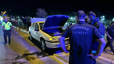 Adıyaman’da sürücüsünün direksiyon hakimiyetini kaybetti otomobil refüje çıkarak durabildi.