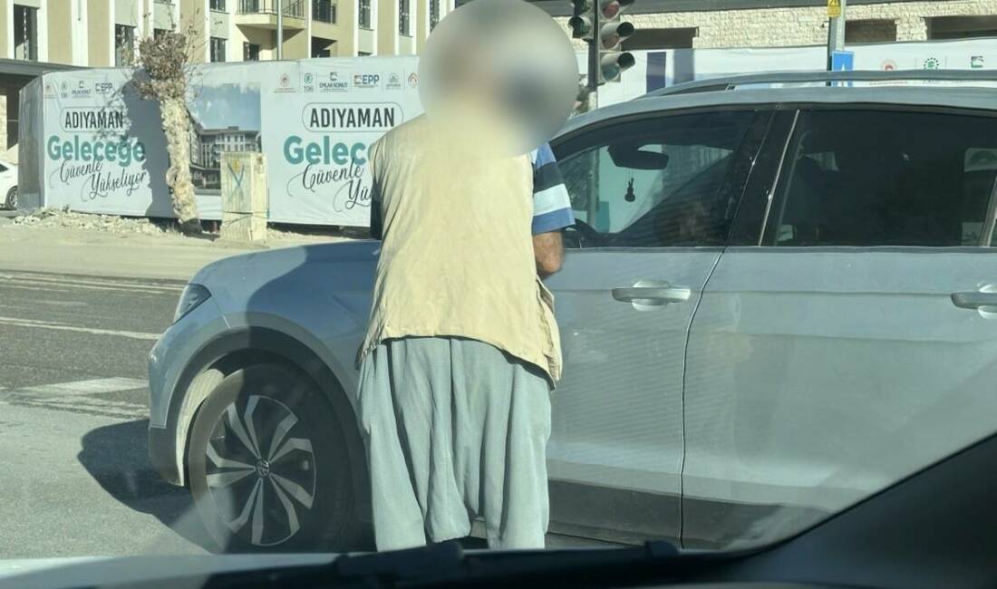 Adıyaman'da trafik ışıklarında araçların önünü keserek para isteyen dilenciler şehirde