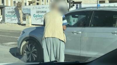 Adıyaman'da trafik ışıklarında araçların önünü keserek para isteyen dilenciler şehirde