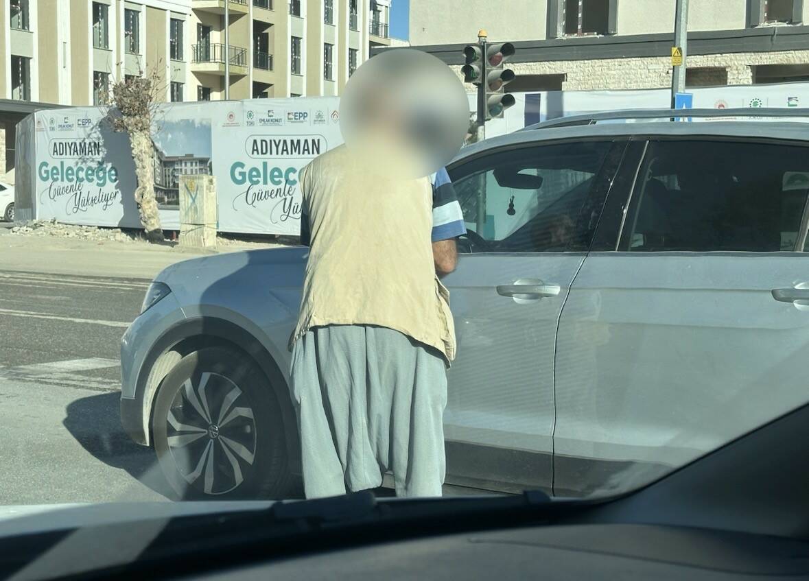 Adıyaman'da trafik ışıklarında araçların önünü keserek para isteyen dilenciler şehirde