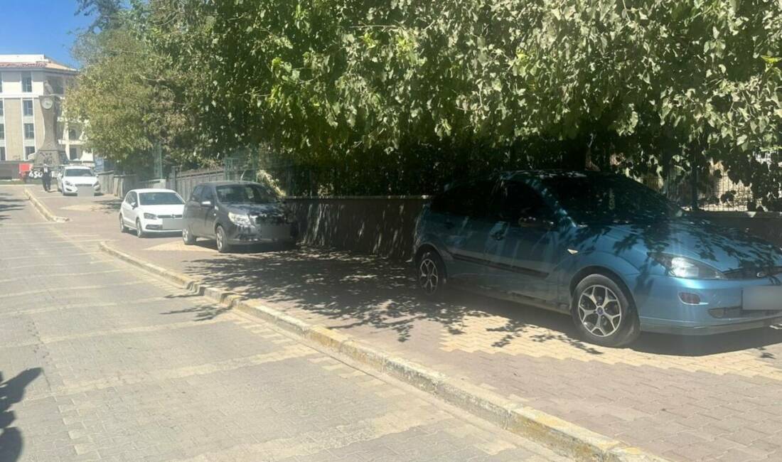 Adıyaman’da kaldırımlar otoparka döndü Adıyaman merkezde yaşanan kaldırım işgali vatandaşların tepkisini çekiyor.