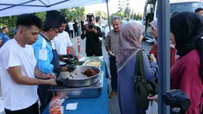 Adıyaman Üniversitesi, 2025-2026 akademik yılının başlangıcında öğrencilerini çiğ köfte ikramıyla