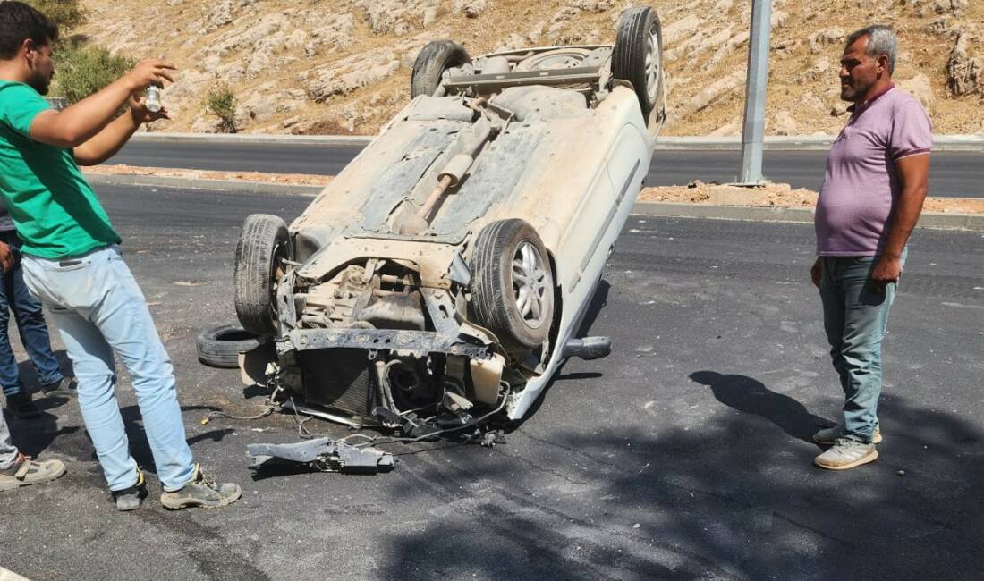 Adıyaman'ın merkezinde, sürücüsünün direksiyon hakimiyetini kaybettiği kazada otomobil takla attı