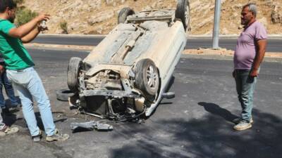 Adıyaman'ın merkezinde, sürücüsünün direksiyon hakimiyetini kaybettiği kazada otomobil takla attı