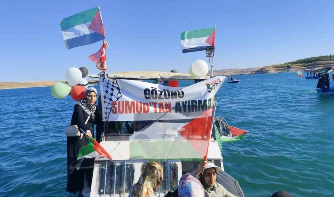 Kahta ilçesinde Atatürk Barajı'nda düzenlenen etkinlikte, Küresel Sumud Filosu'na destek
