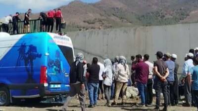 Gaziantep'te ailesiyle birlikte biber toplarken 8 yaşındaki bir çocuk, sulama