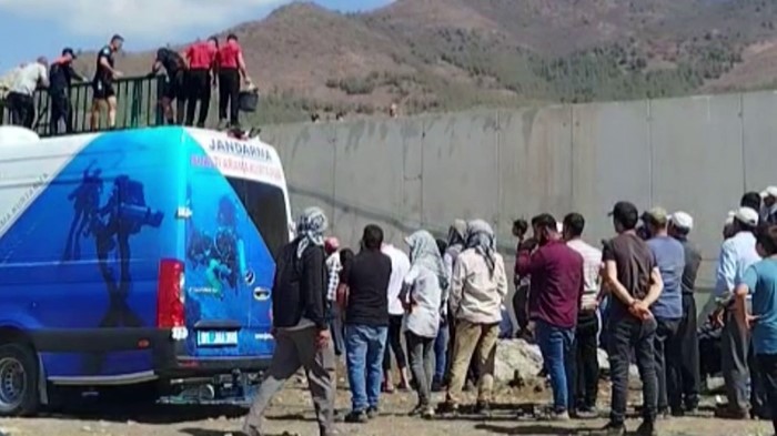 Ailesi hasat yaparken sulama kanalına düşen 8 yaşındaki çocuk boğuldu Gaziantep'te ailesiyle birlikte biber toplarken 8 yaşındaki bir çocuk, sulama