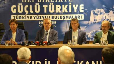 AK Parti Genel Başkan Yardımcısı Hayati Yazıcı, partililerle bir araya