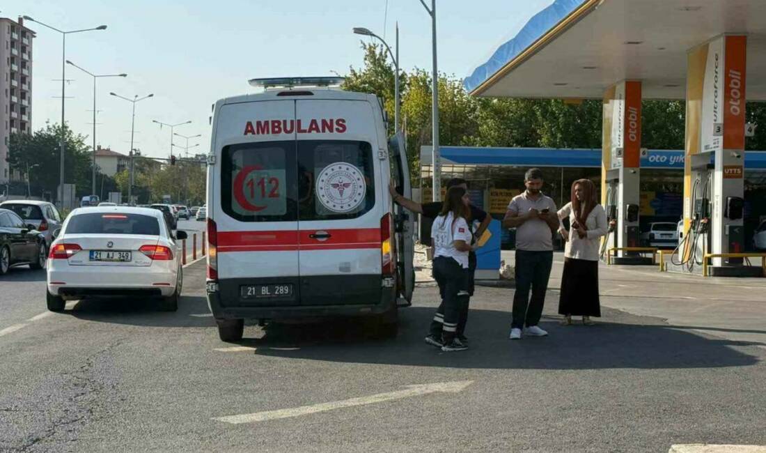 Diyarbakır'da hasta taşıyan ambulansın ticari taksi ile çarpışması sonucu yaşanan