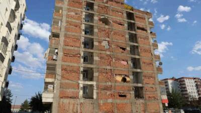 Diyarbakır’ın Bağlar ilçesinde ağır hasarlı binanın yıkımı sırasında aldığı darbelerle