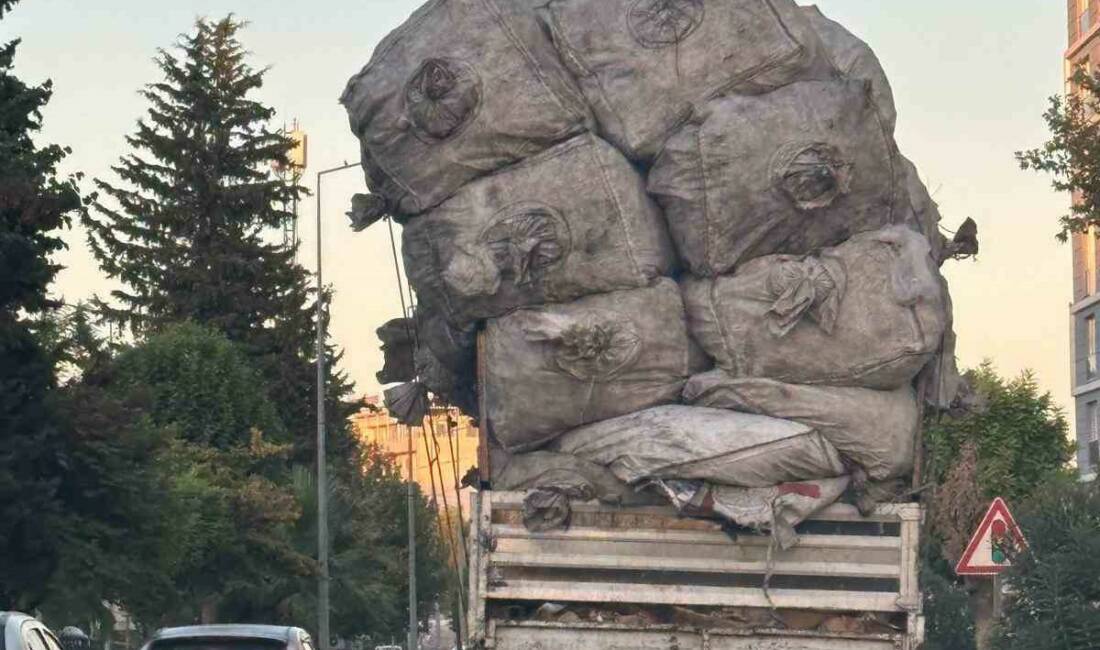 Aşırı yükle trafikte ilerleyip tepkilere neden oldu Adıyaman'da bir kamyonetin aşırı yük taşıması tepkilere neden oldu. Taşıma