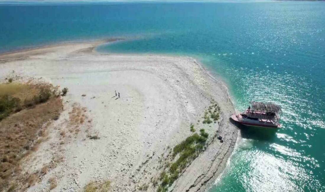 Adıyaman'ın Samsat ilçesinde bulunan Atatürk Barajı Gölü, yaşanan kuraklık nedeniyle