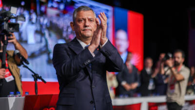 CHP'nin 22. Olağanüstü Kurultayı'nda yeniden genel başkan seçilen Özgür Özel,