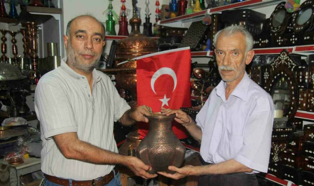 Gaziantep'te 50 yıldan fazla süredir bakırcılık yapan Recep ve Salman