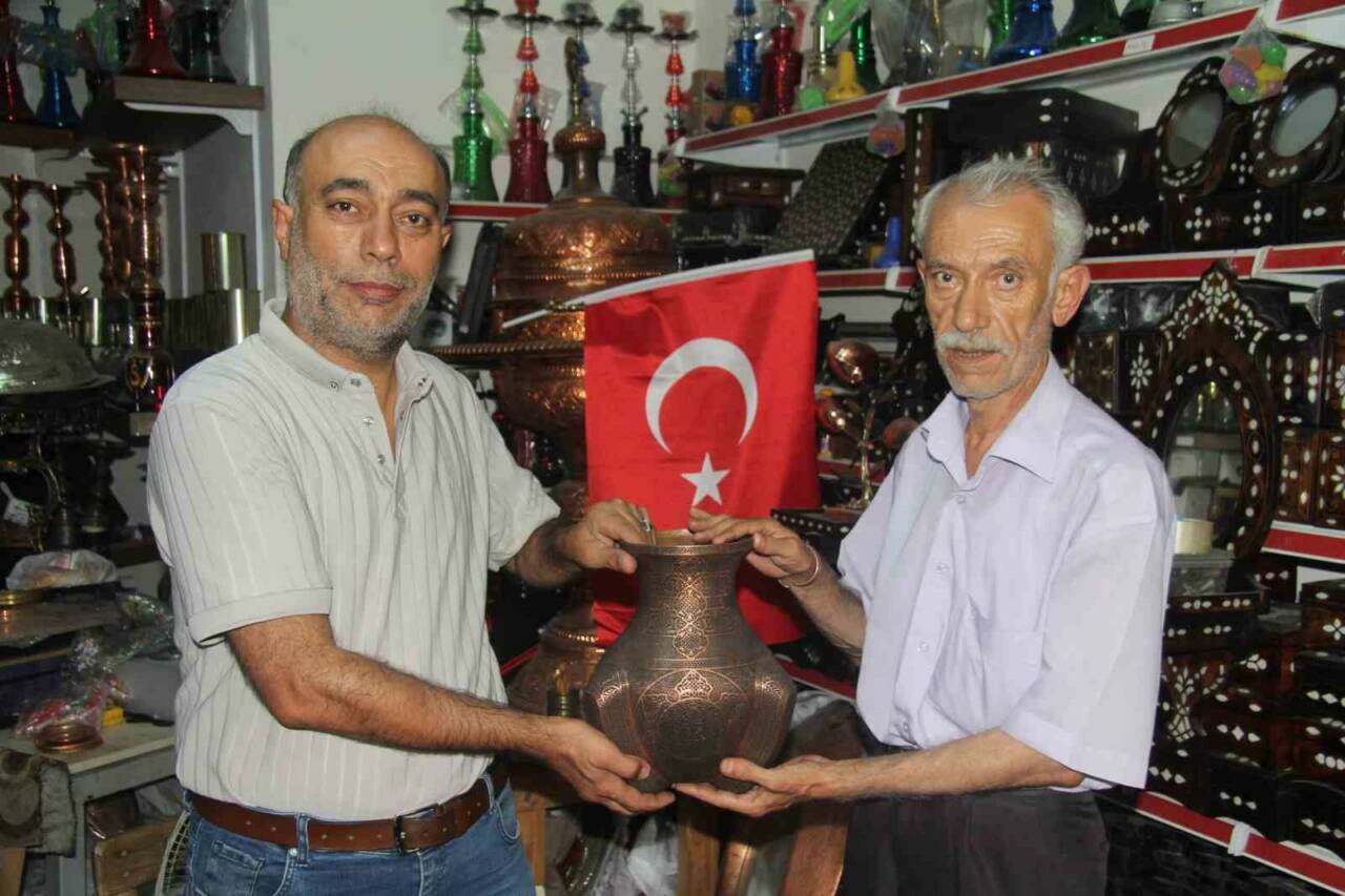 Gaziantep'te 50 yıldan fazla süredir bakırcılık yapan Recep ve Salman