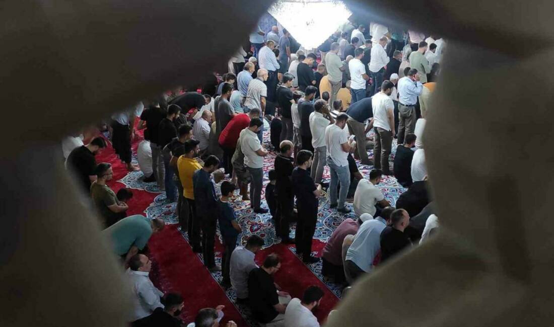 Şanlıurfa'da Mevlid Kandili dolayısıyla binlerce vatandaş, Balıklıgöl platosunda bulunan camilere