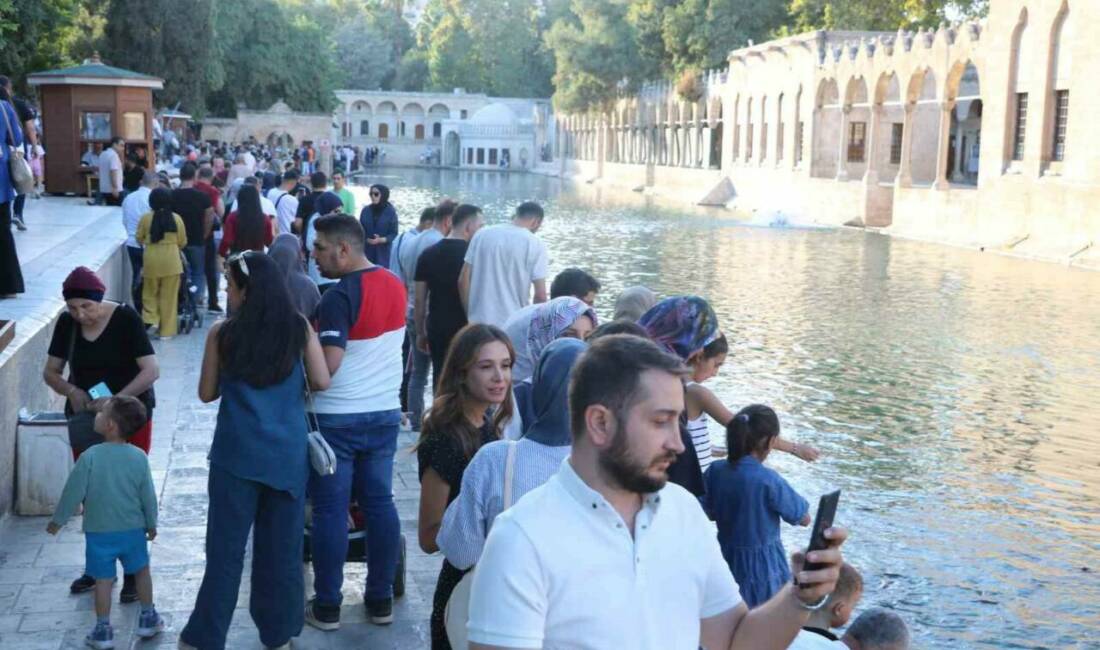 Şanlıurfa'nın Balıklıgöl bölgesi, sonbaharda da ziyaretçi akınına uğramaya devam ediyor.