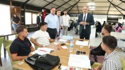 Eyyübiye Belediye Başkanı Mehmet Kuş, Haleplibahçe Eğitim Otağı'nda üniversite sınavlarına