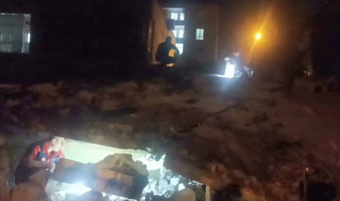 Batman'da Çamlıca Mahallesi'nde bulunan 2 katlı bir binanın belirlenemeyen bir