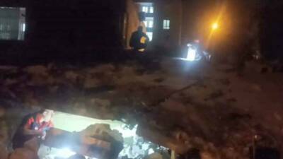 Batman'da Çamlıca Mahallesi'nde bulunan 2 katlı bir binanın belirlenemeyen bir