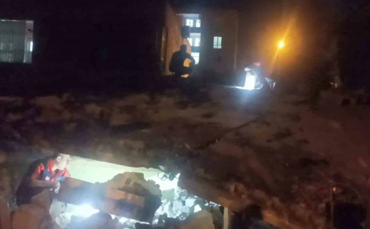 Batman'da Çamlıca Mahallesi'nde bulunan 2 katlı bir binanın belirlenemeyen bir