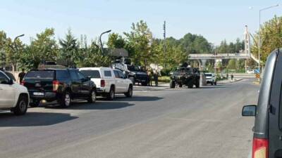 Batman'ın Beşiri ilçesinde bir hafif ticari araca uzun namlulu silahlarla