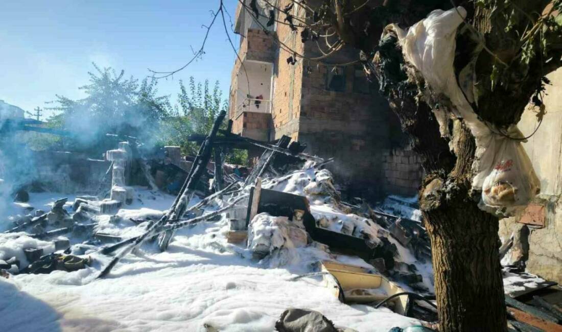 GAP Mahallesi'nde bir evin bahçesindeki odunlukta çıkan yangın, itfaiye ekipleri