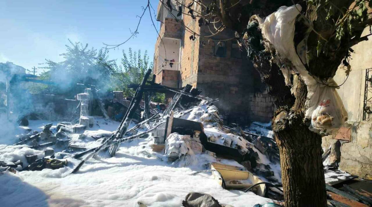 GAP Mahallesi'nde bir evin bahçesindeki odunlukta çıkan yangın, itfaiye ekipleri