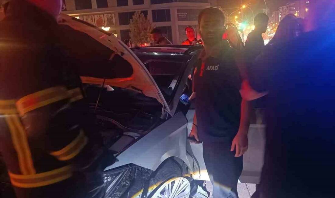 Batman'ın Esentepe Kavşağı'nda meydana gelen trafik kazasında kontrolden çıkan bir
