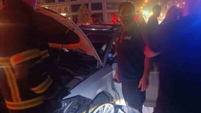 Batman'ın Esentepe Kavşağı'nda meydana gelen trafik kazasında kontrolden çıkan bir