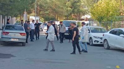 Batman kent merkezinde Ziya Gökalp Mahallesi'nde kimliği belirsiz kişiler arasında