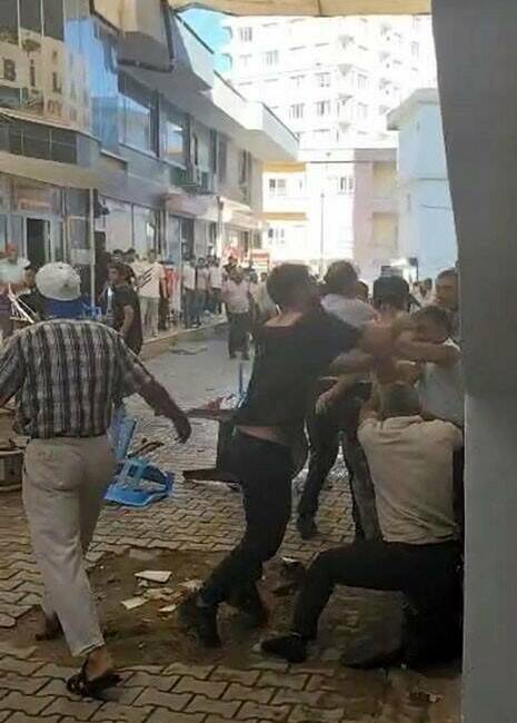 Batman'ın Kozluk ilçesinde iki grup arasında çıkan taşlı sopalı kavgada