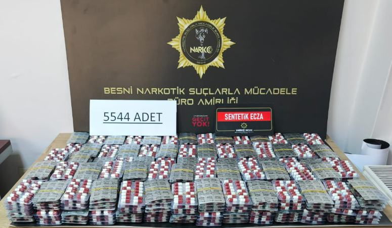 Besni’de gerçekleştirilen narkotik operasyonunda binlerce sentetik ecza hapı ele geçirildi.
