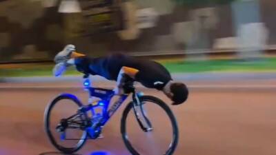 Gaziantep'te bir grup genç, gece saatlerinde İpek Yolu üzerinde araç