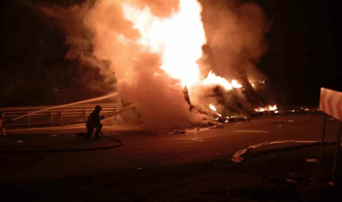 Şırnak'ın Cizre ilçesinde freni boşalan bir kamyon bariyerlere çarparak devrildi.