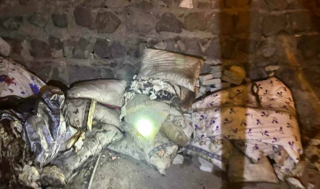 Şırnak'ın Cizre ilçesinde, Fatih Mahallesi'nde bulunan bir evde çıkan yangın