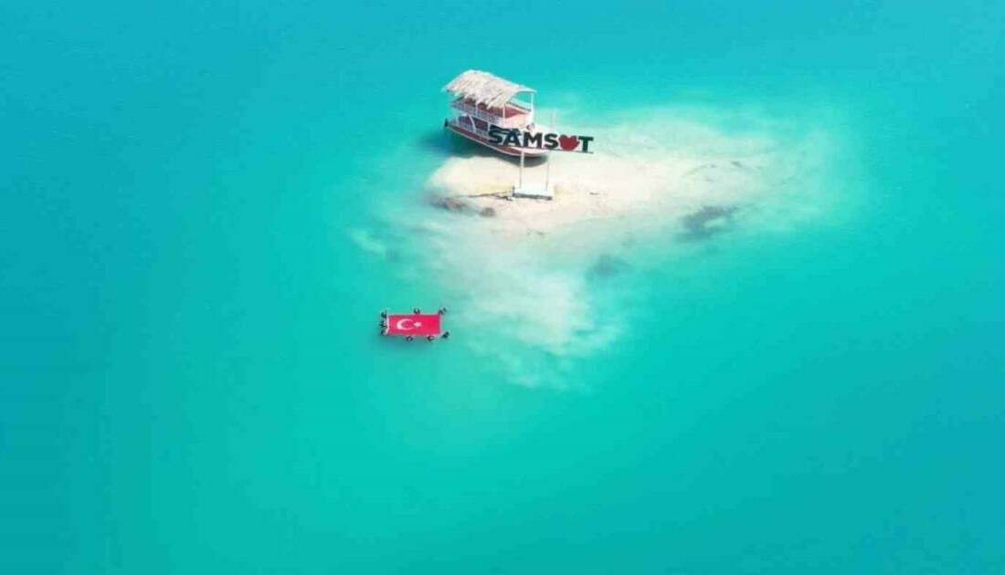 Adıyaman’ın Samsat ilçesinde, Atatürk Baraj Gölü’nde düzenlenen etkinlikte dalgıçlar, su