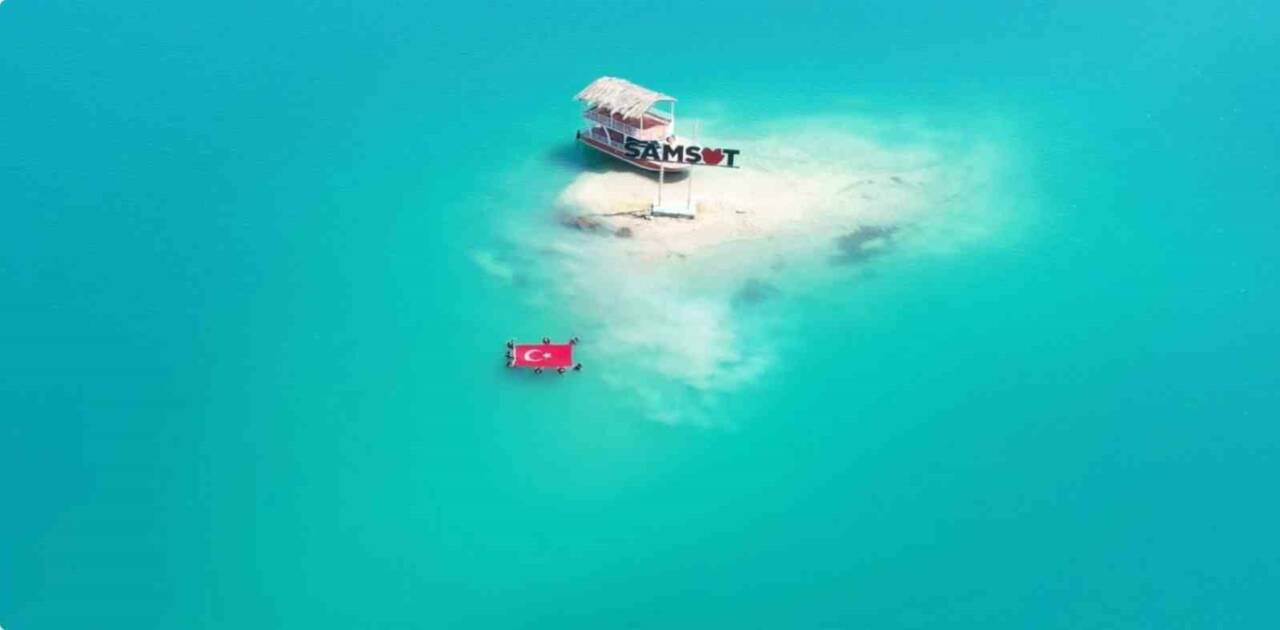 Adıyaman’ın Samsat ilçesinde, Atatürk Baraj Gölü’nde düzenlenen etkinlikte dalgıçlar, su