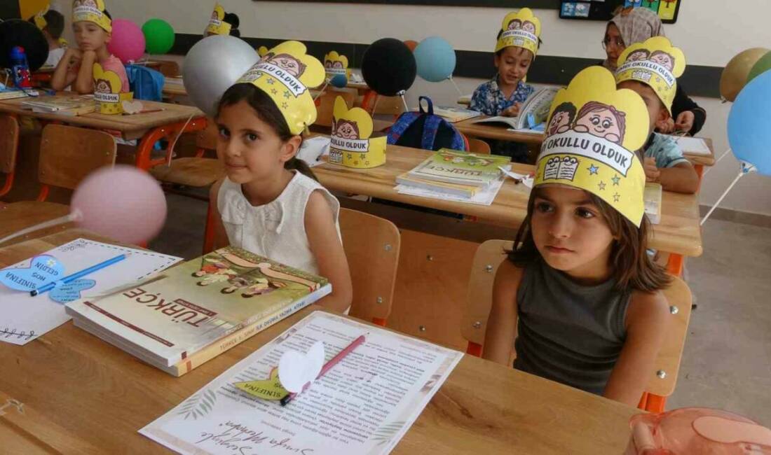 Adıyaman'ın deprem bölgesinde yapılan yeni okullarda uyum haftası kapsamında eğitim