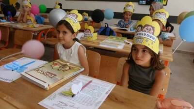 Adıyaman'ın deprem bölgesinde yapılan yeni okullarda uyum haftası kapsamında eğitim