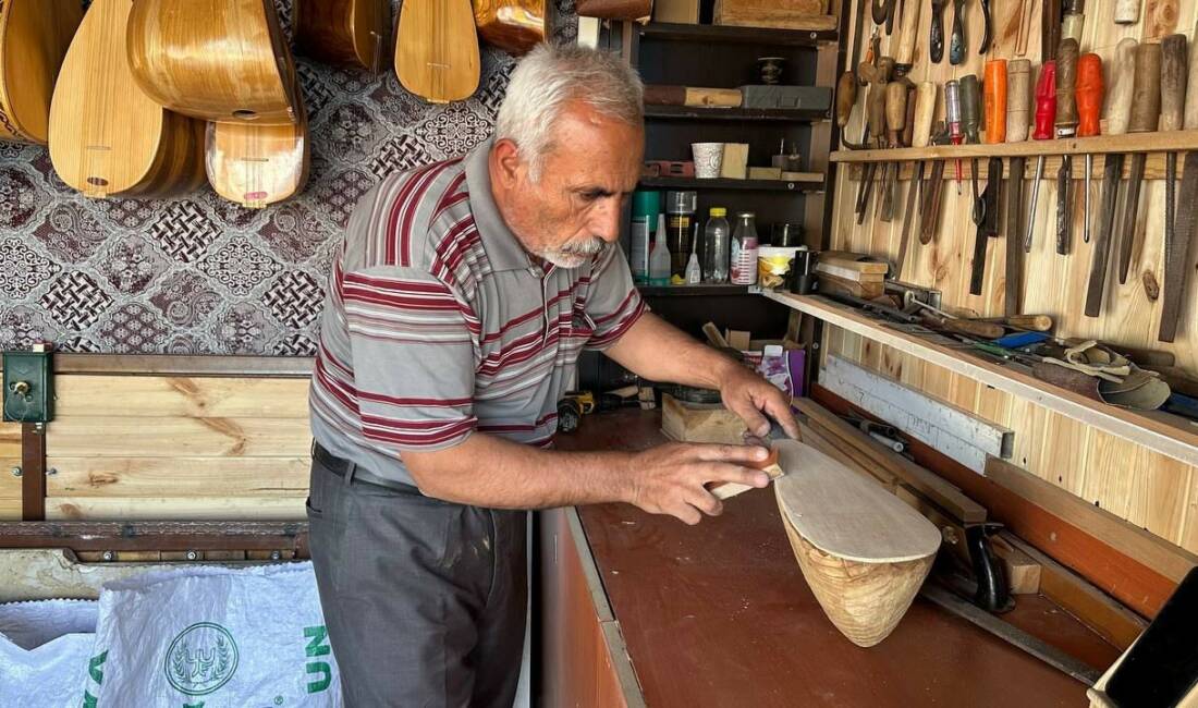 Adıyaman merkeze bağlı Yazıbaşı Köyü'nde yaşayan ve deprem sonucu evini