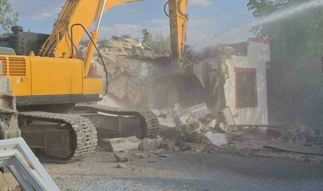 Gaziantep'in Araban ilçesinde, Kahramanmaraş merkezli depremlerin etkisiyle orta hasarlı 389