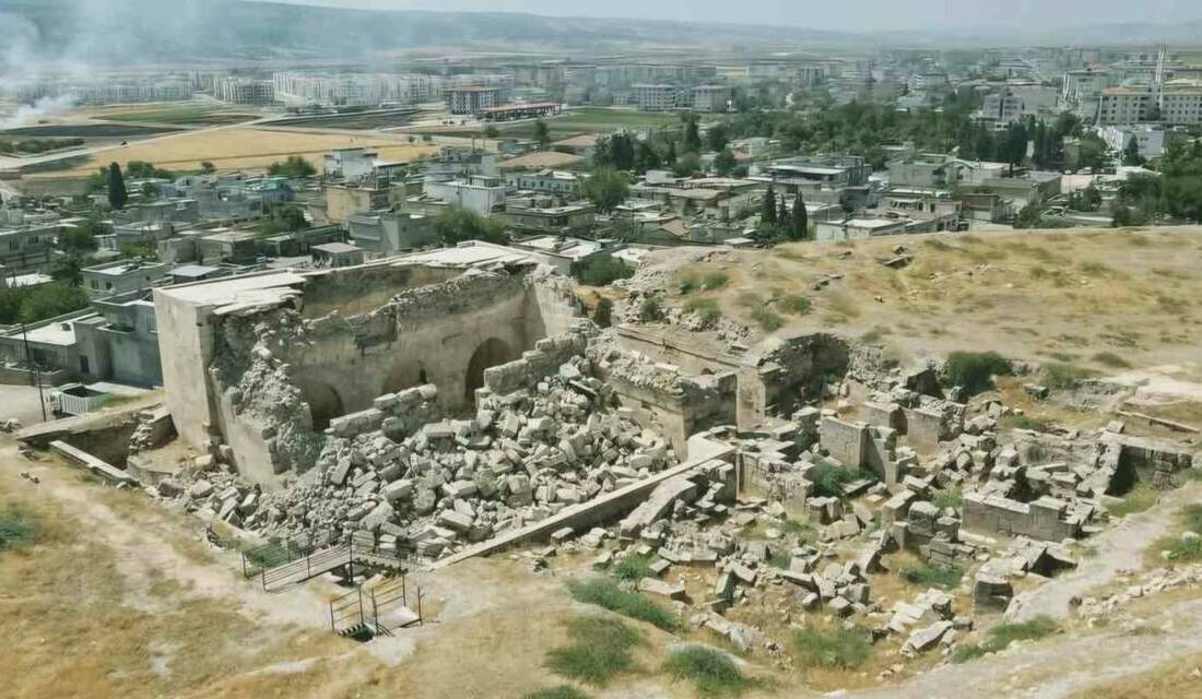 Gaziantep'in Araban ilçesinde bulunan tarihi Raban Kale-i Zerrin Kalesi üzerindeki